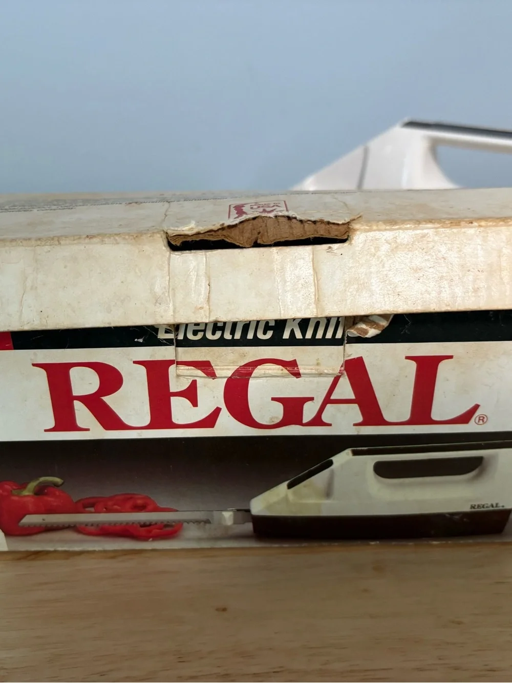 Regal Electric Knife in White and Brown